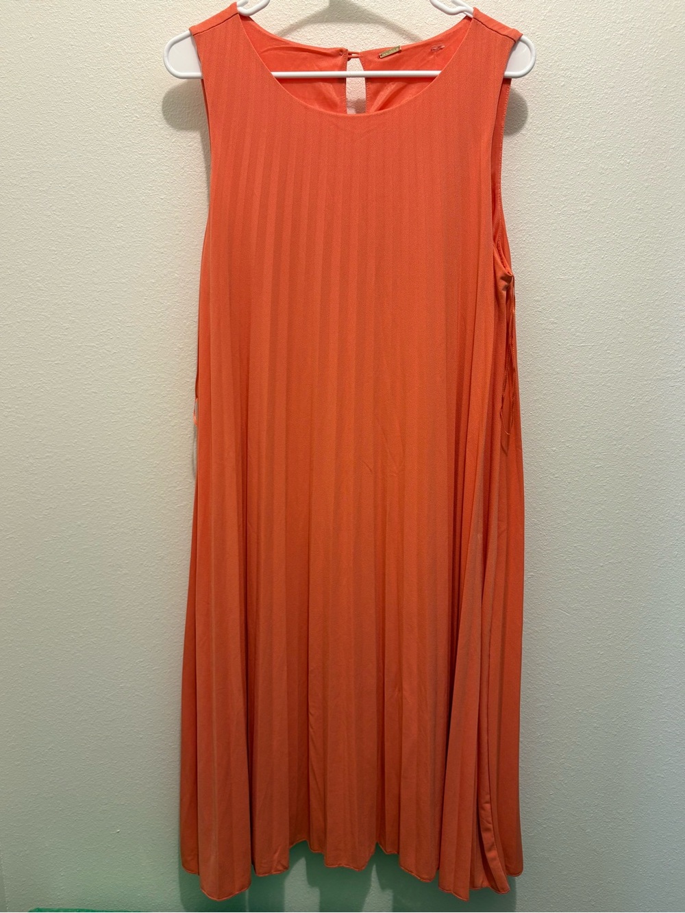 T Tahari Coral Pleated Sleeveless Shift Dress